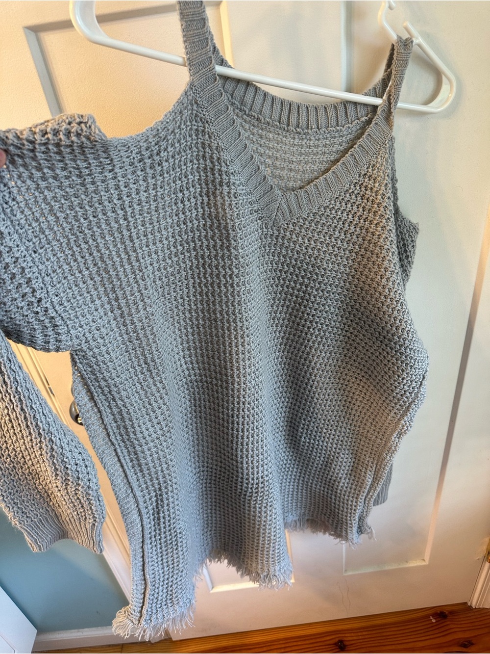 Source Unknown Gray V-Neck Cold-Shoulder Knit Sweater Tank